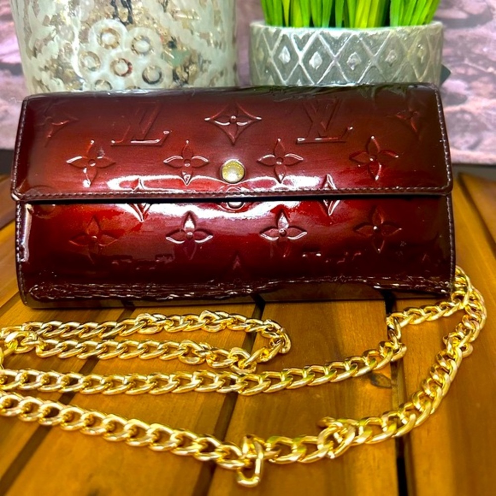 LOUIS VUITTON VERNIS BURGUNDY WALLET ON CHAIN/CROSSBODY